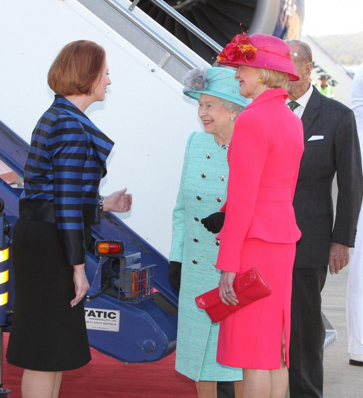 Britain&#039;s Queen Elizabeth talks to Australia&#039;s Governor General Bryce and PM Gillard after her arrival at Canberra&#039;s military airport