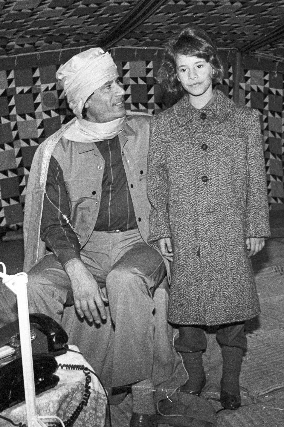 Muammar Gaddafi with his daughter Aysha in his Bedouin tent January 12, 1986.