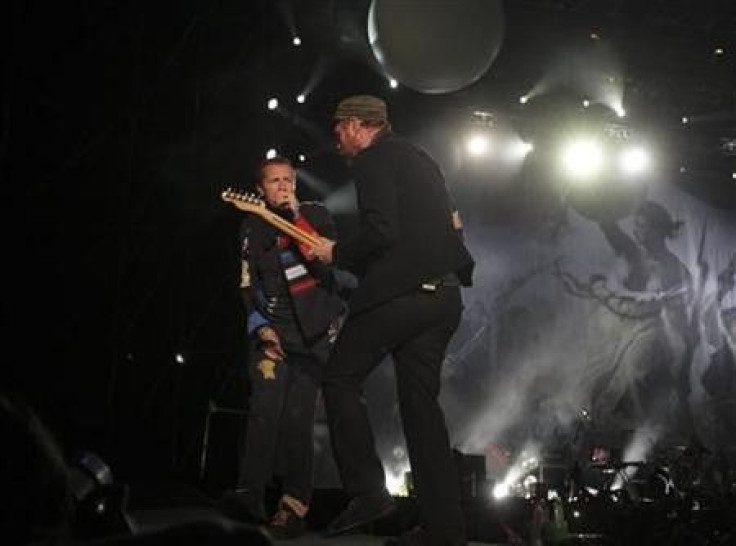 Guitarist Jonny Buckland (R) and singer Chris Martin of Coldplay perform during a concert as part of their &#039;&#039;Viva La Vida&#039;&#039; tour in Bogota