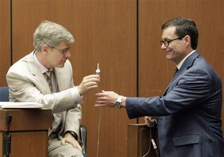 Ed Chernoff (R) a defense attorney for Dr. Conrad Murray, cross examines anesthesiology expert Dr. Steven Shafer, during Murray's involuntary manslaughter trial in Los Angeles