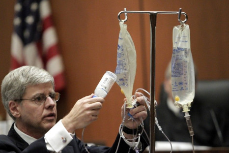 Anaesthesiology expert Dr. Shafer empties bottle of propofol into saline bag as he demonstrates use of propofol during his testimony in Dr. Murray&#039;s trial in death of pop star Jackson in Los Angeles