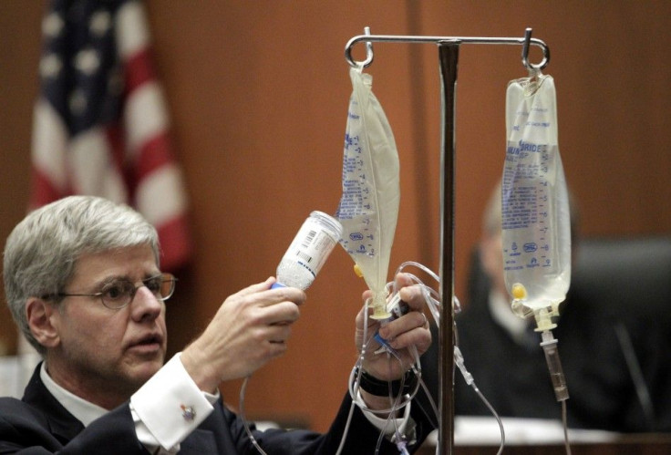 Anaesthesiology expert Dr. Shafer empties bottle of propofol into saline bag as he demonstrates use of propofol during his testimony in Dr. Murray&#039;s trial in death of pop star Jackson in Los Angeles