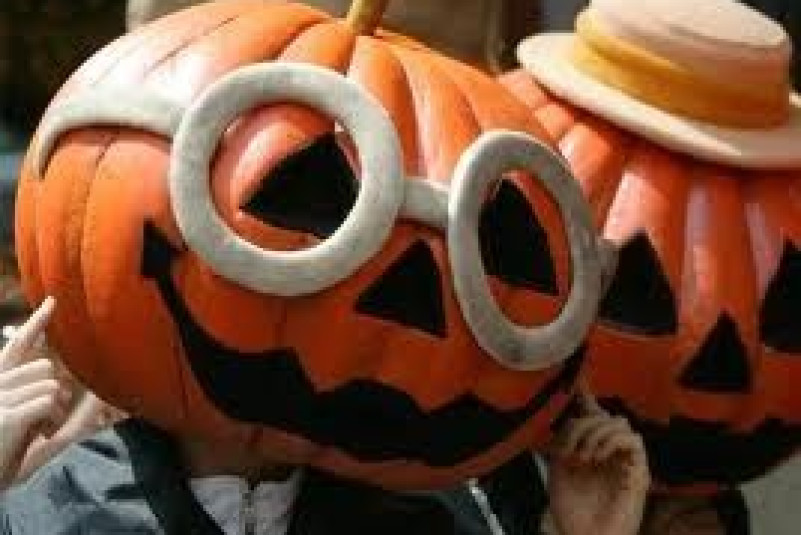 Children Goes Trick or Treat