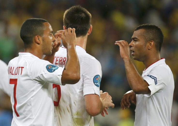 Theo Walcott (L) & Ashley Cole