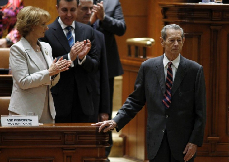 Romania&#039;s former King Michael is applauded by his daughter Princess Margarita and Prince Radu after addressing parliament in Bucharest