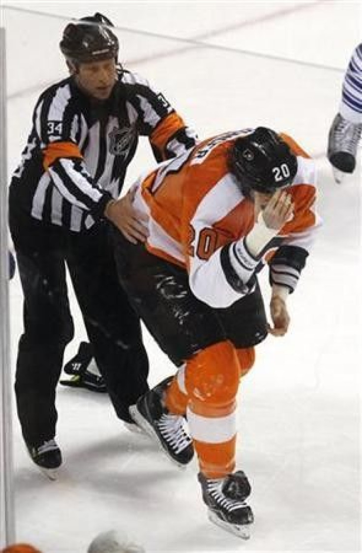Pronger takes stick to face as Flyers top Maple Leafs