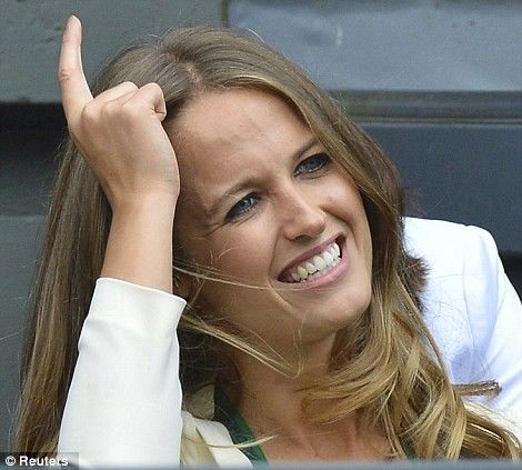 Kim Sears watching Andy Murray against Roger Federer