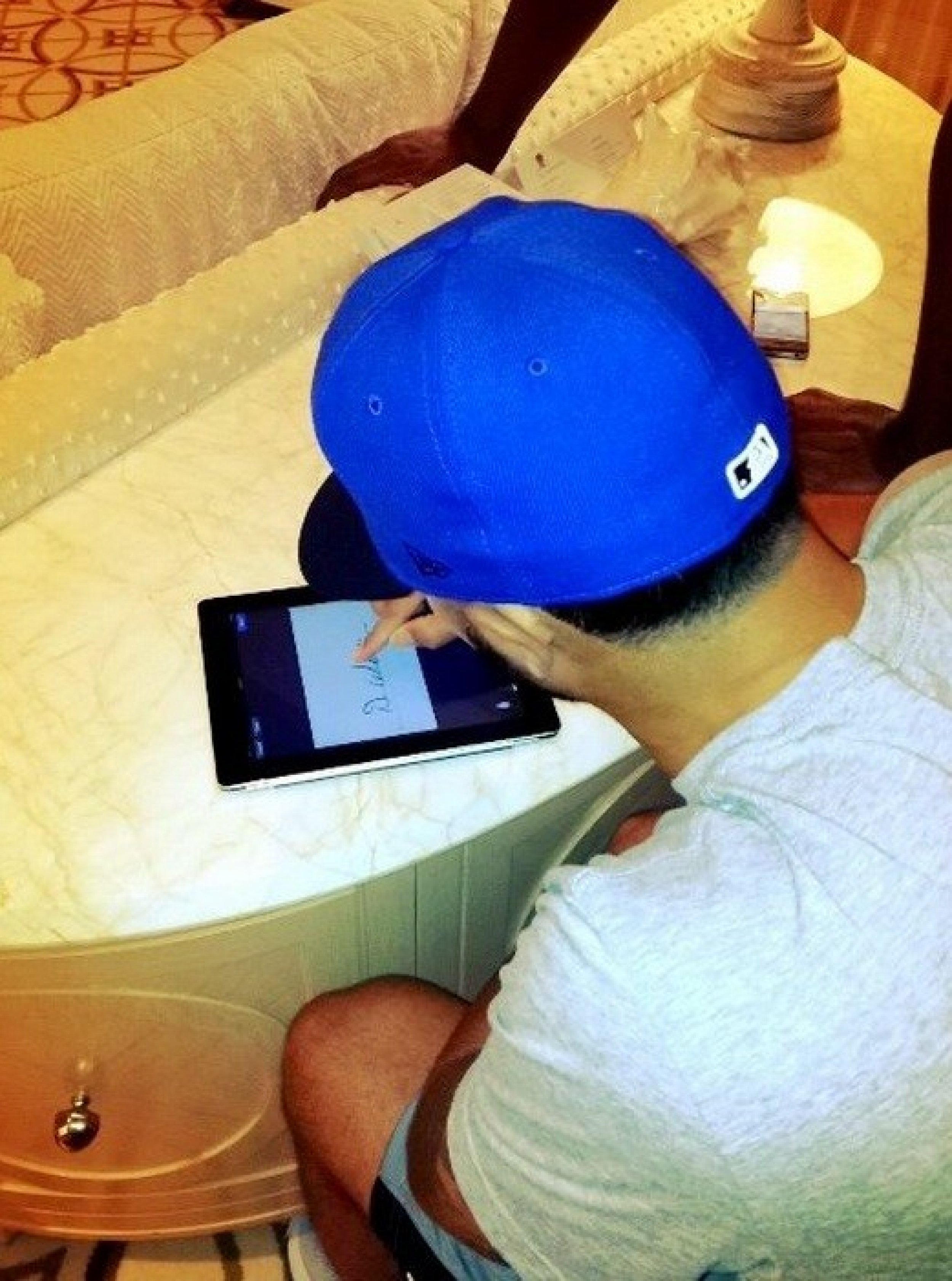 Deron Williams Signs Brooklyn Nets Contract On An iPad PHOTO