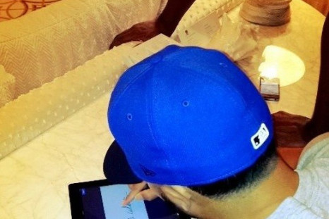 Deron Williams Signs Brooklyn Nets Contract On An iPad [PHOTO]