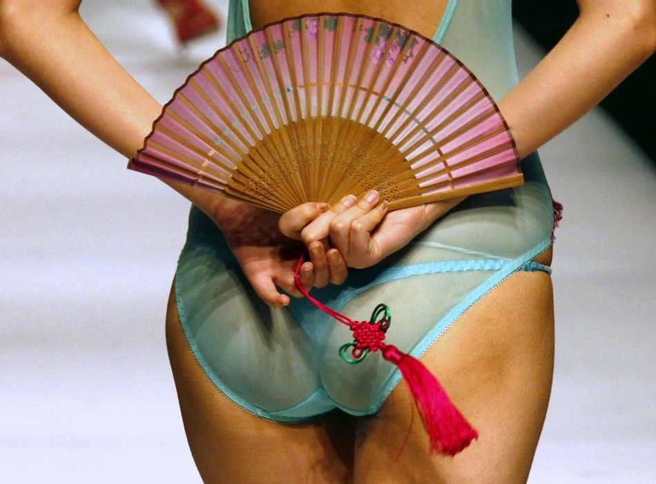 Hottest Lingerie Designs Models in Enticing Lingerie Heat up China Fashion Week 2012 for Ordifen Cup PHOTOS 