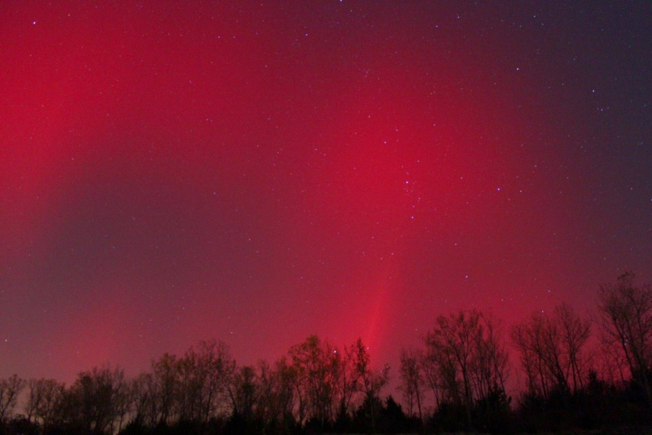 Another view of an all-red aurora captured in Independence, Mo., on October 24, 2011.