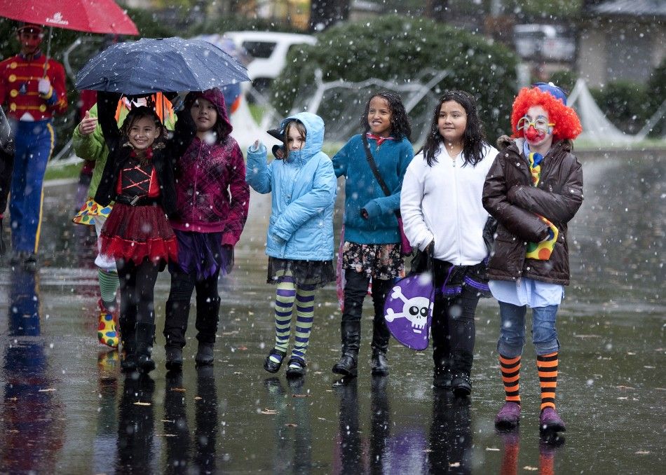 Local children and children of military families arrive in the snow to trick-or-treat at the North Portico of the White House in Washington October 29, 2011.