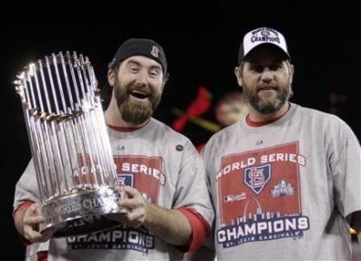 St. Louis Cardinals relief pitcher Jason Motte holds the World Seres trophy as he stands with teammate Lance Berkman (R) after they defeated the Texas Rangers in Game 7 of MLB&#039;s World Series baseball championship in St. Louis, Missouri