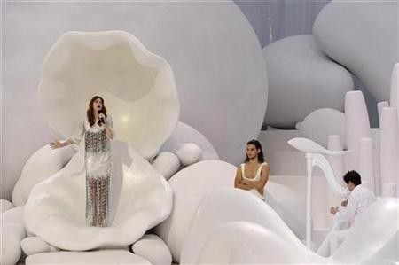 Florence Welch (L) from ''Florence and the Machine'' performs during the Spring/Summer 2012 women's ready-to-wear fashion show by German designer Karl Lagerfeld for fashion house Chanel in Paris