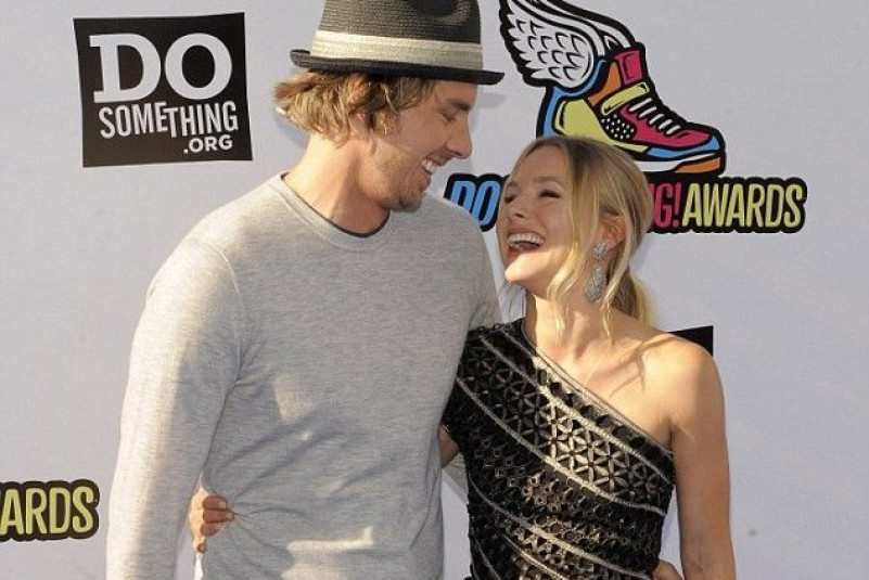 Kristen Bell and Dax Shepard having a laugh on the red carpet