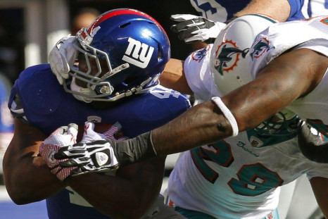 New York Giants running back Ahmad Bradshaw has a cracked bone in his right foot and is considering surgery that could potentially be season-ending according to sources.