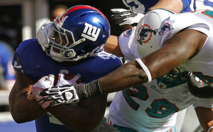 New York Giants running back Ahmad Bradshaw has a cracked bone in his right foot and is considering surgery that could potentially be season-ending according to sources.