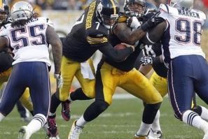 Pittsburgh Steelers quarterback Ben Roethlisberger (7) squeezes between teammate Maurkice Pouncey (53), New England&#039;s Patriots Brandon Spikes (55) and Gerard Warren (98) in the second quarter of their NFL football game in Pittsburgh, Pennsylvania, on