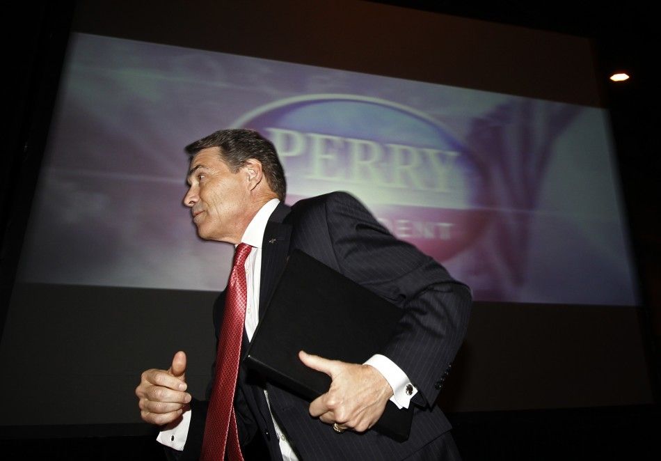 U.S. Republican presidential candidate and Governor of Texas Rick Perry runs up on to the stage to speak at the annual Republican Party of Iowa Ronald Reagan Dinner in Des Moines, Iowa, November 4, 2011. 