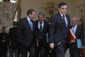 France&#039;s Prime Minister Francois Fillon leaves the Elysee Palace following the weekly cabinet meeting