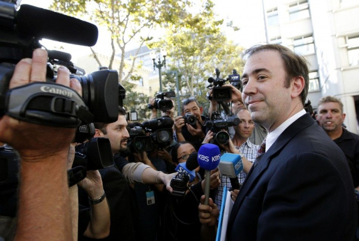 Apple outside counsel Jason Bartlett speaks with reporters following a jury decision in the Apple-Samsung trial in San Jose, Calif.