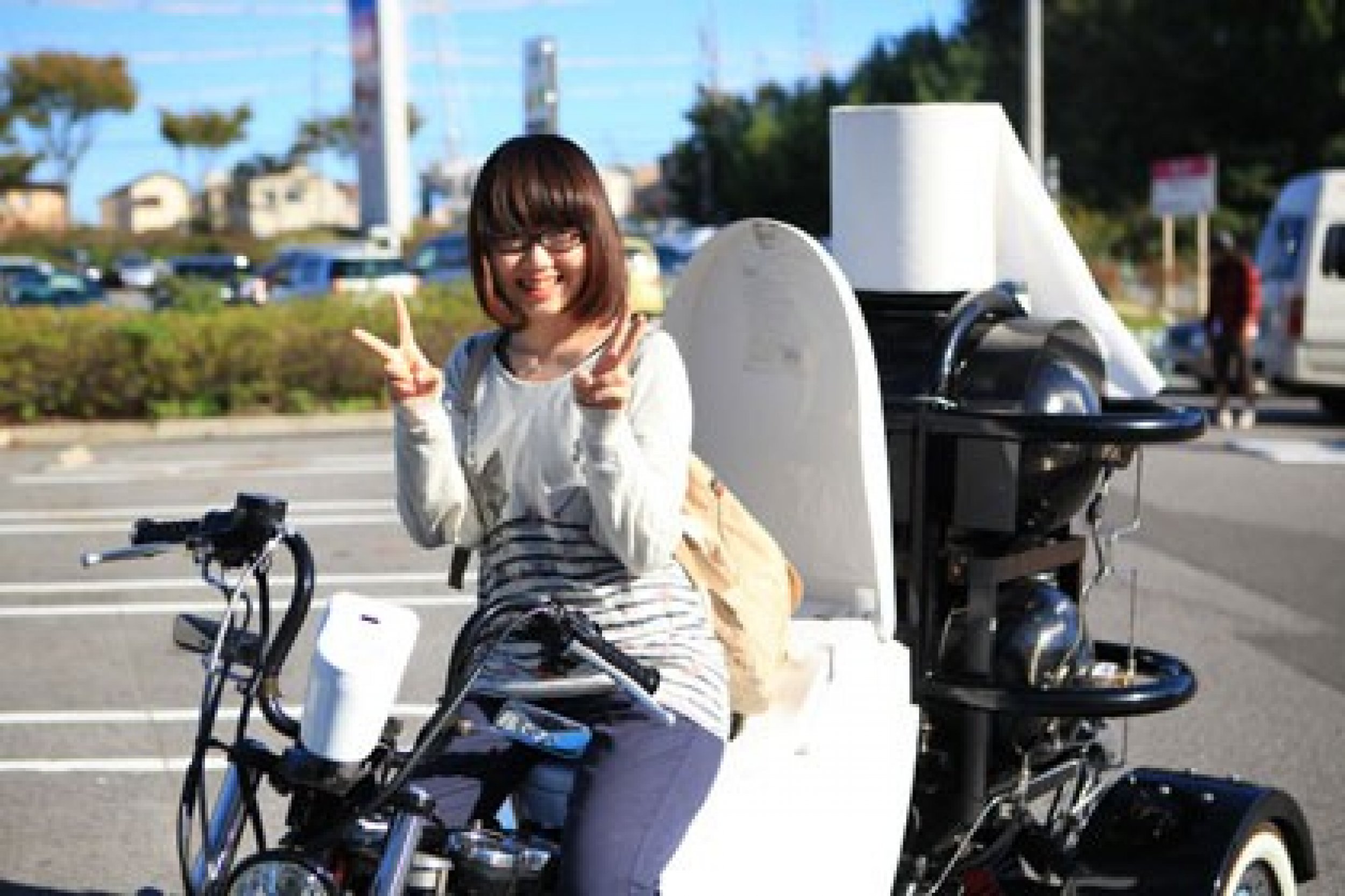 A fan sits happily on the Toilet Bike Neos seat.