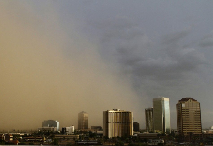 A dust storm surrounds high rise buildings in Phoenix, Arizona August 18, 2011. REUTERS/Joshua Lott