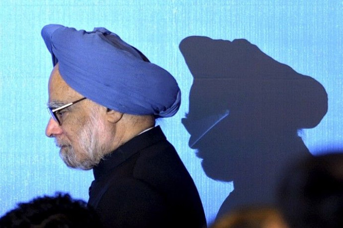 India's Prime Minister Manmohan Singh walks on stage for a photo opportunity as part of the 5th East Asia Summit in Hanoi October 30, 2010. 