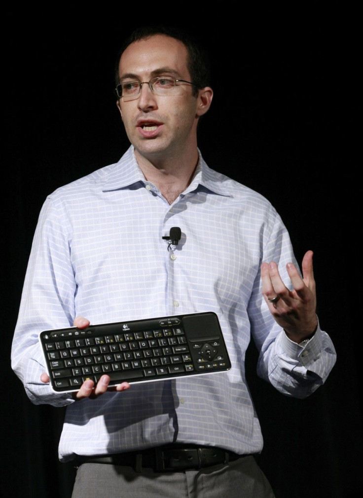 Simon presents the keyboard-controller during the launch of &quot;Revue,&quot; in New York