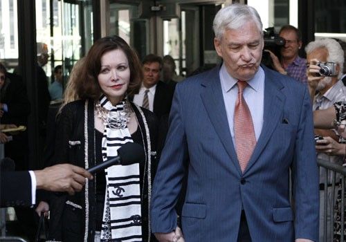 Conrad Black leaves a bail hearing with his wife, Barbara Amiel Black, in Chicago July 23, 2010