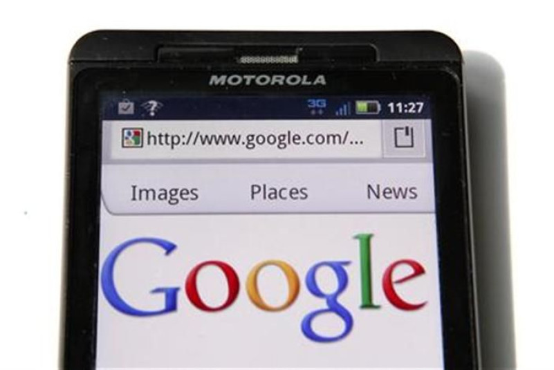 A Google homepage is displayed on a Motorola Droid phone in Washington