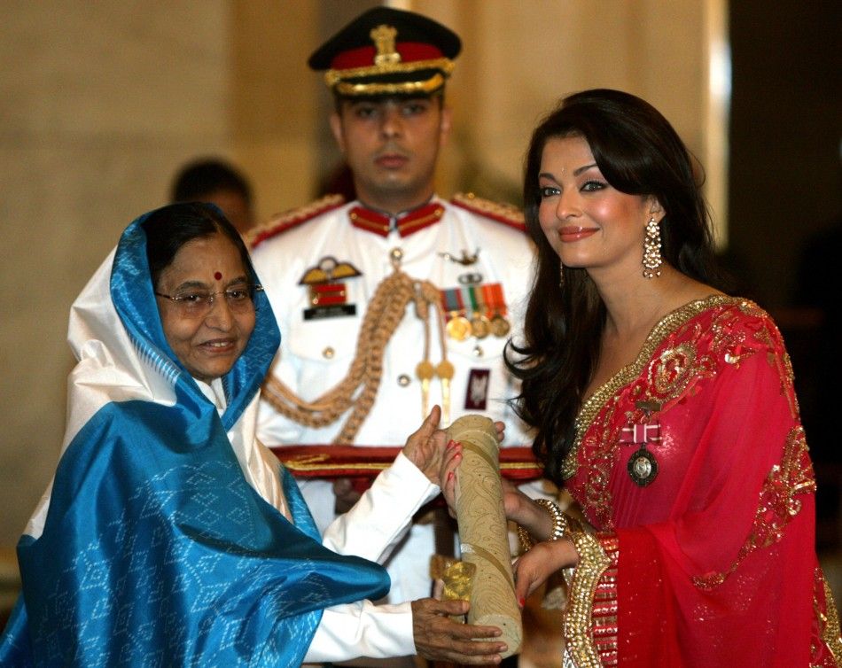 Bollywood actress Aishwarya receives Padma Shri from Indian President Patil in New Delhi