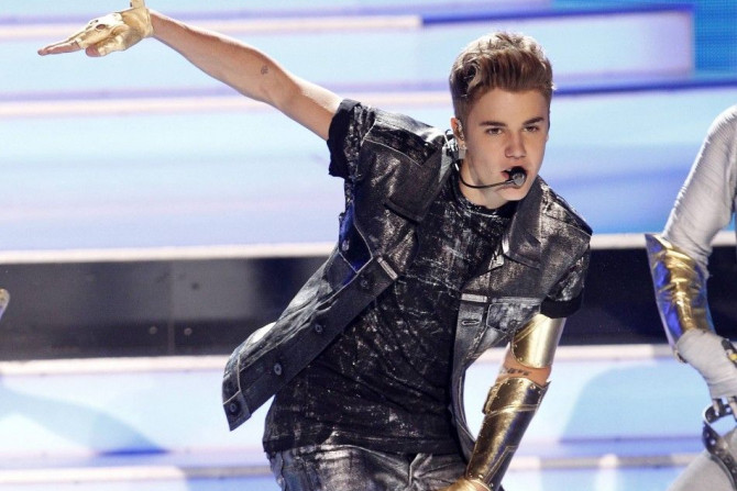 Bieber performs at the 2012 Teen Choice Awards in Universal City