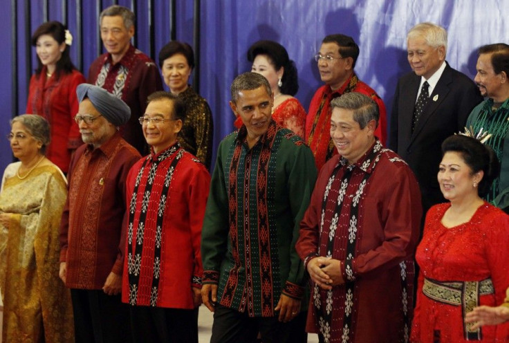 U.S. President Barack Obama (C), flanked by Chinese Premier Wen Jiabao and Indonesian President Susilo Bambang Yudhoyono, poses with other East Asia Summit leaders before a gala dinner in Bali