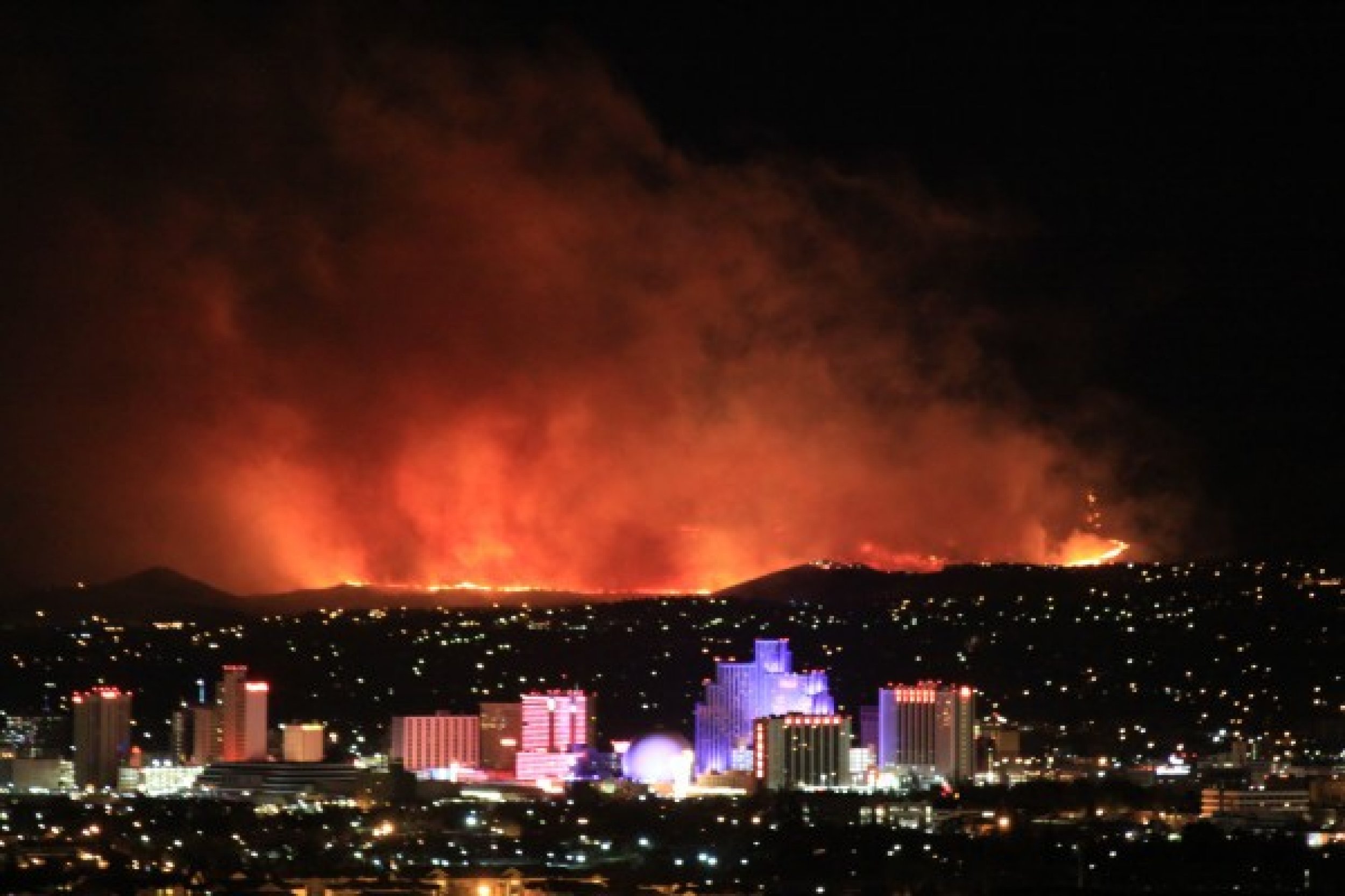 Reno Fire 1 Dead 16 Injured 30 Homes Destroyed Fires Still Rage   Reno Fire 