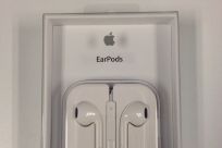 Apple EarPods Review: Earbuds, We Hardly Miss Ye [UNBOXING PHOTOS + VIDEO]