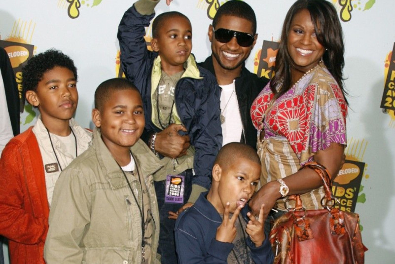 Singer Usher and wife Tameka Foster pose with unidentified family members at Nickelodeon's Kids' Choice Awards in Los Angeles