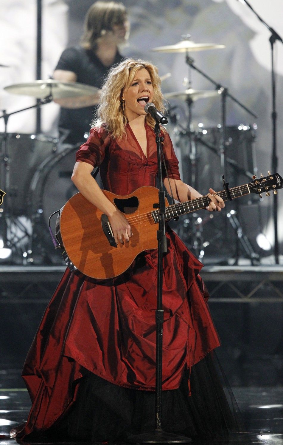 2011 American Music Awards Wows Electrifying Performances by J. Lo, Nicki Minaj, Enrique, Katy Perry PHOTOS