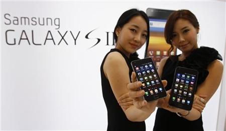 Models pose with Samsung Electronics new smartphone Galaxy S II at the companys headquarters in Seoul