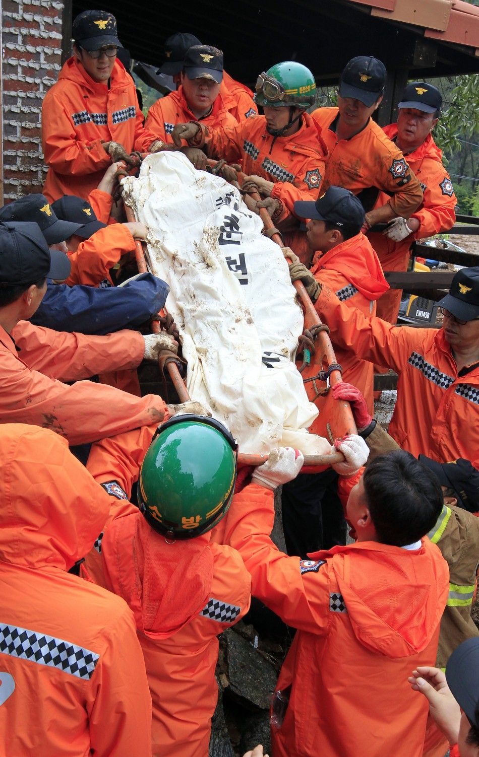 Landslides hit South Korea killing 32