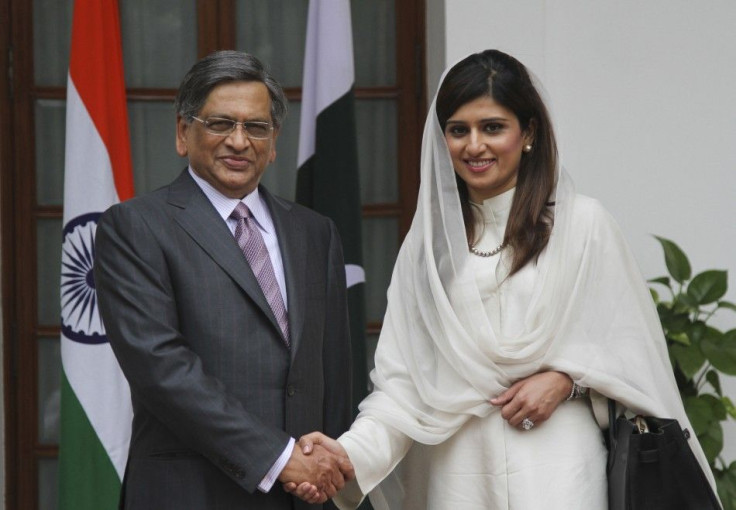 Pakistan&#039;s FM Khar shakes hands with Indian counterpart Krishna before their meeting in New Delhi