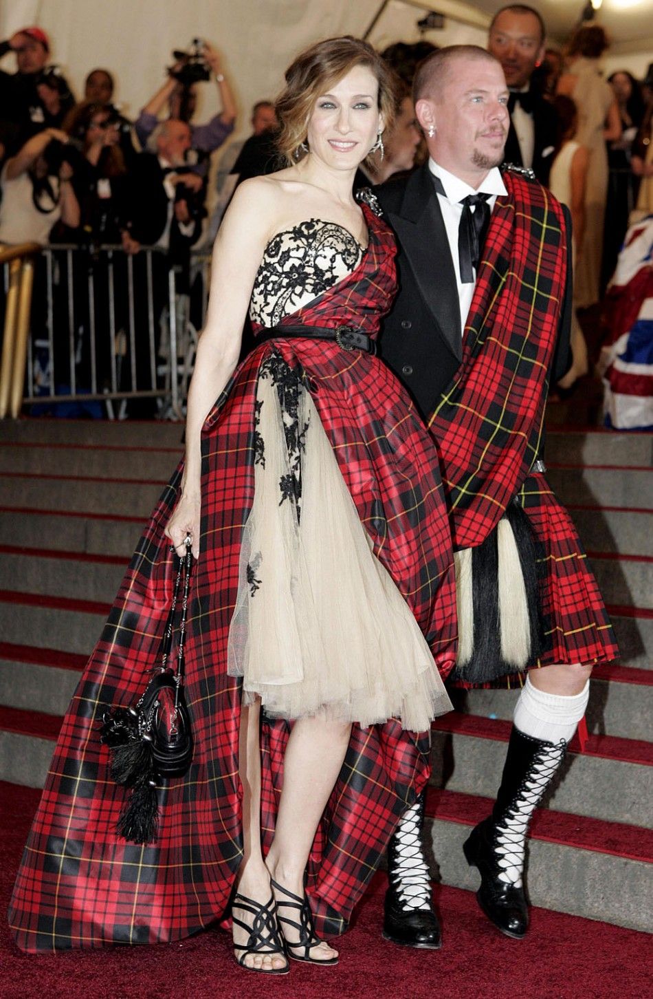 Sarah Jessica Parker L and fashion designer Alexander McQueen