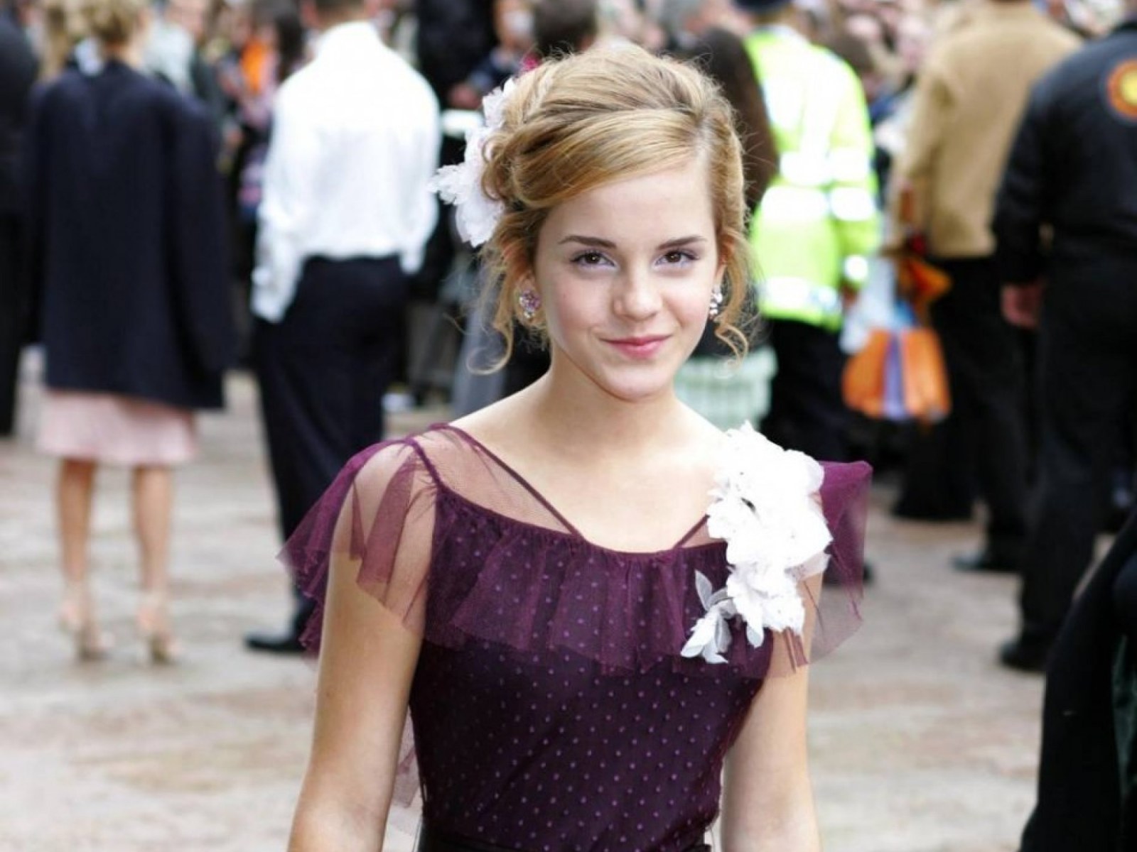 emma watson purple dress Emma Watson shows off legs in a purple dress on The Jonathan Ross Show