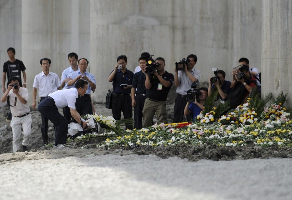 Chinese Premier Wen lays a bouquet of flowers to mourn for victims of the train accident in Wenzhou