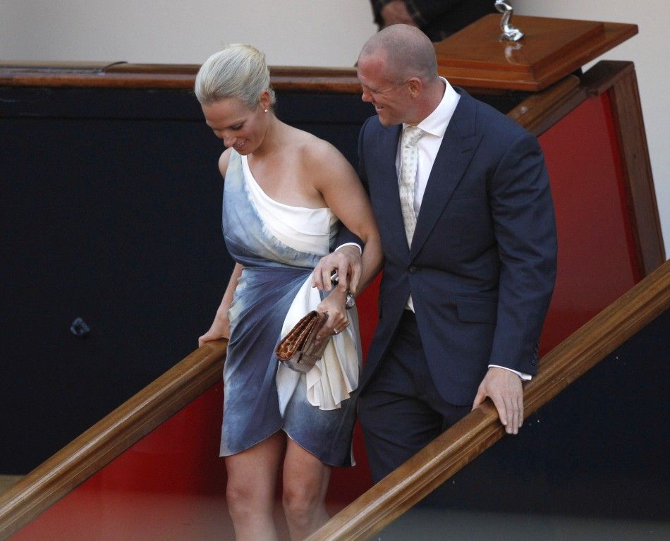 PHOTOS Zara Phillips-Mike Tindall Royal Wedding Spectators Gather with Flags in Edinburgh 