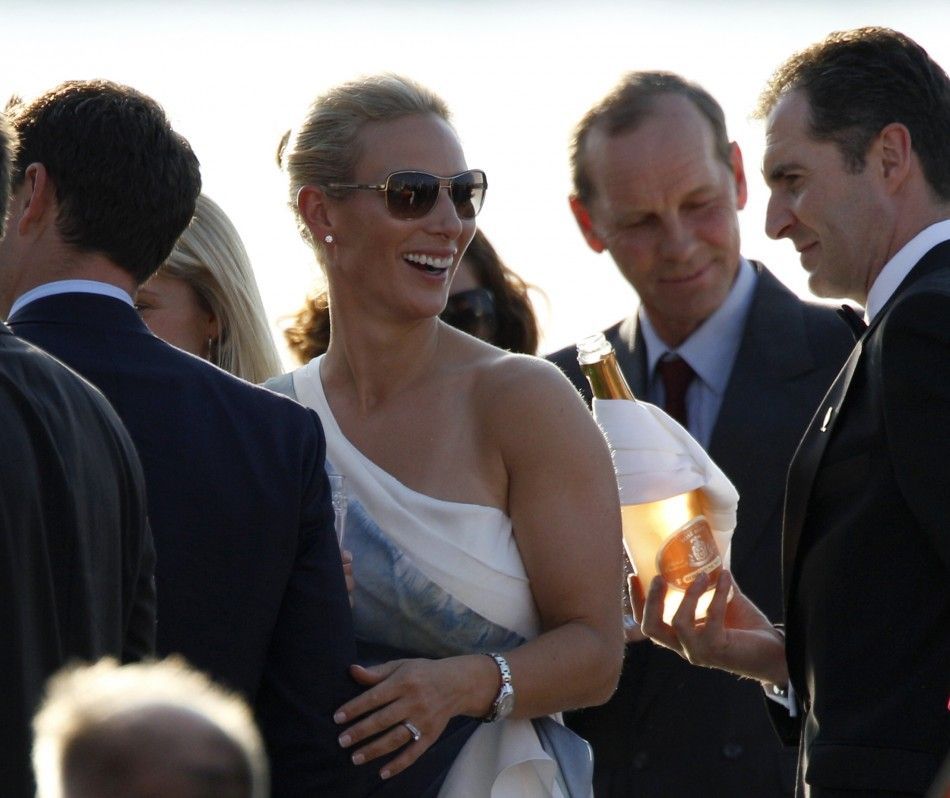 PHOTOS Zara Phillips-Mike Tindall Royal Wedding Spectators Gather with Flags in Edinburgh 