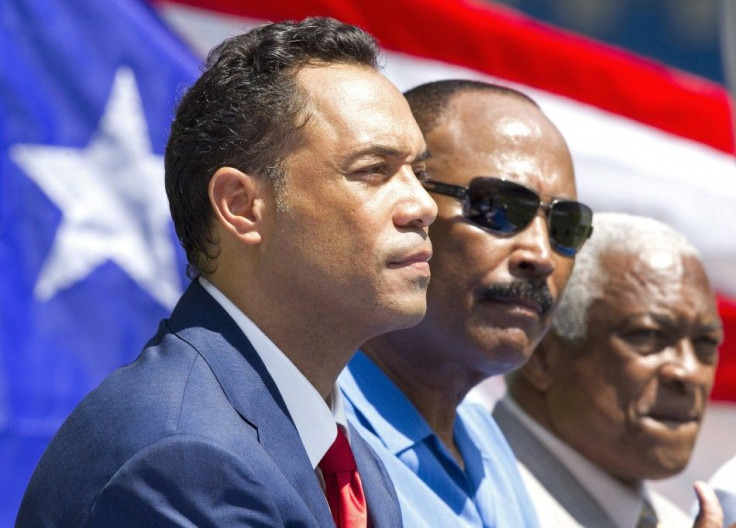 Ex-Toronto Blue Jays' Alomar, his father and ex-Blue Jays manager Gaston attend a ceremony to retire his No.12 jersey in Toronto
