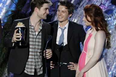 Actors Robert Pattinson (L) , Xavier Samuel and Bryce Dallas Howard accept the award for best fight for &quot;The Twilight Saga: Eclipse&quot; at the 2011 MTV Movie Awards in Los Angeles