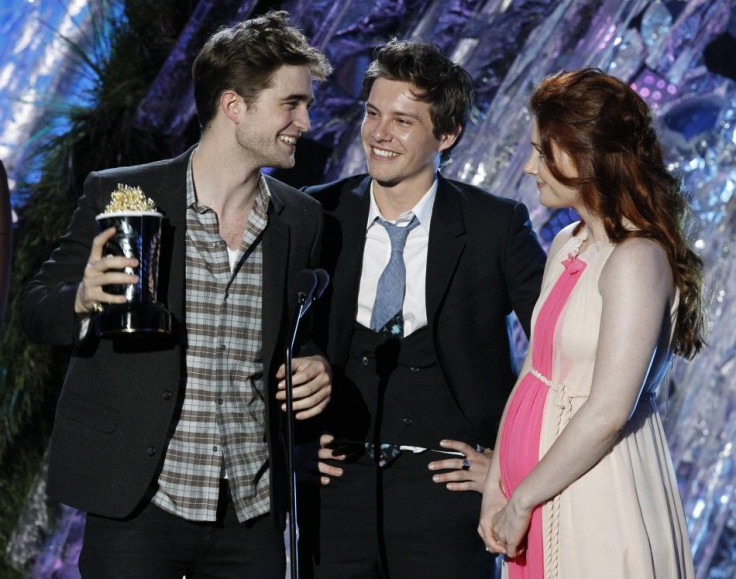 Actors Robert Pattinson (L) , Xavier Samuel and Bryce Dallas Howard accept the award for best fight for &quot;The Twilight Saga: Eclipse&quot; at the 2011 MTV Movie Awards in Los Angeles