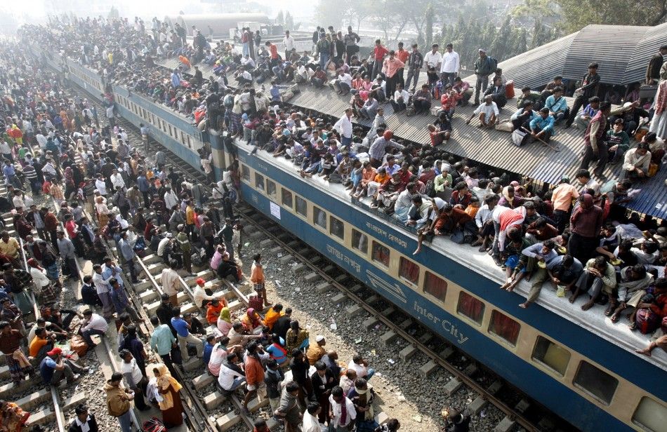 An overcrowded train leaves Dhakas Airport rail station ahead of the Muslim festival Eid-al-Adha